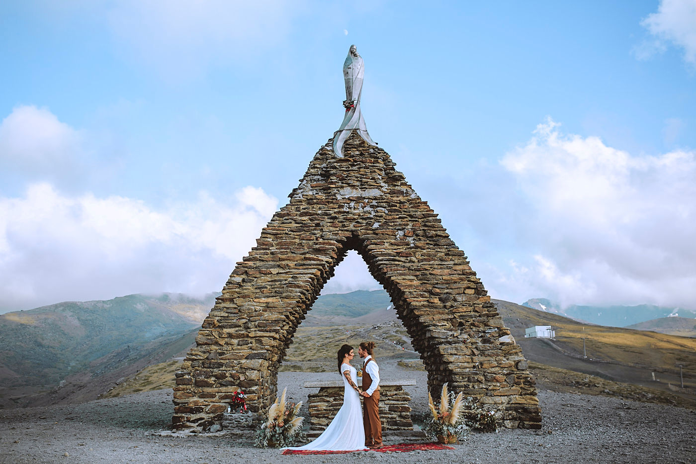 Pareja disfrutando de un elopement exclusivo
