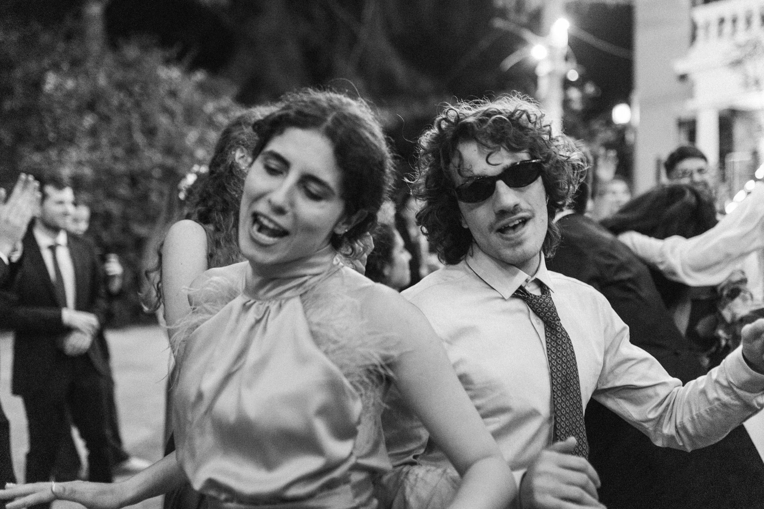 Novios disfrutando sin preocupaciones gracias a la coordinacion